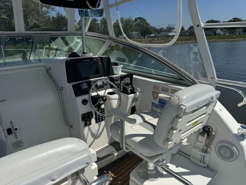 2002 Boston Whaler 275 Conquest