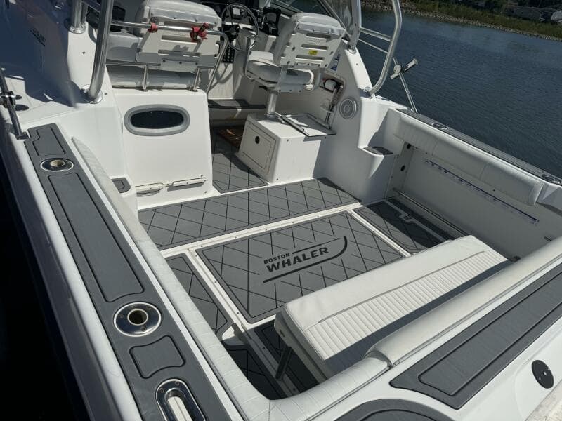 2002 Boston Whaler 275 Conquest