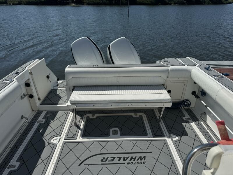 2002 Boston Whaler 275 Conquest