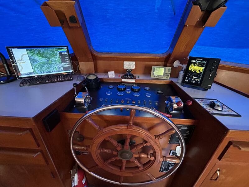 49' DeFever pilothouse helm2