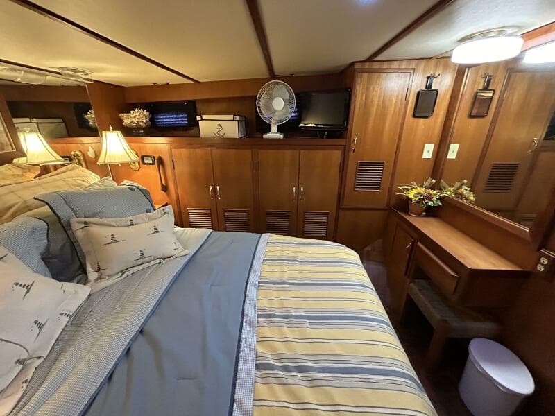 49' DeFever master stateroom port