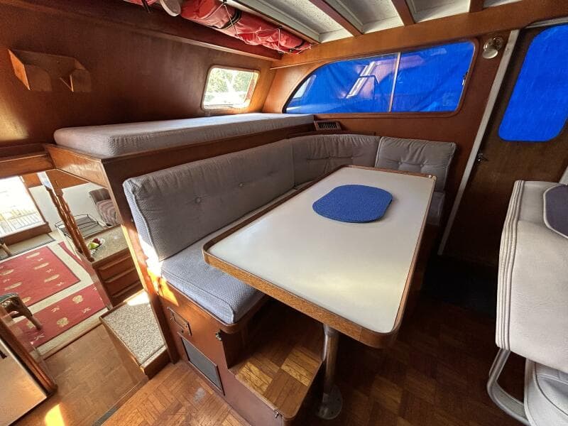 49' DeFever pilothouse seating