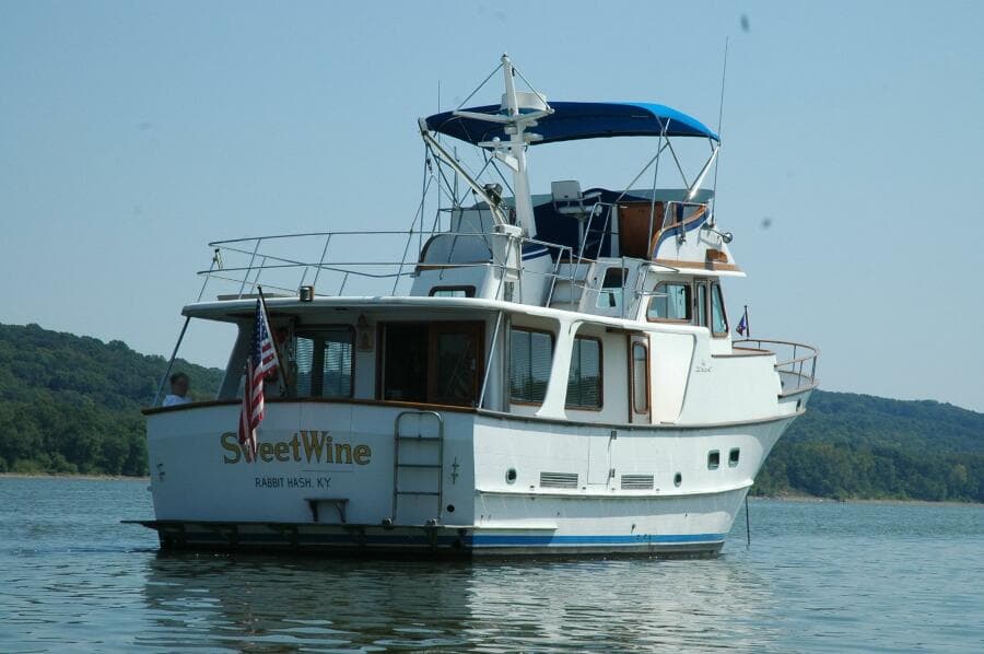 49' DeFever starboard aft profile