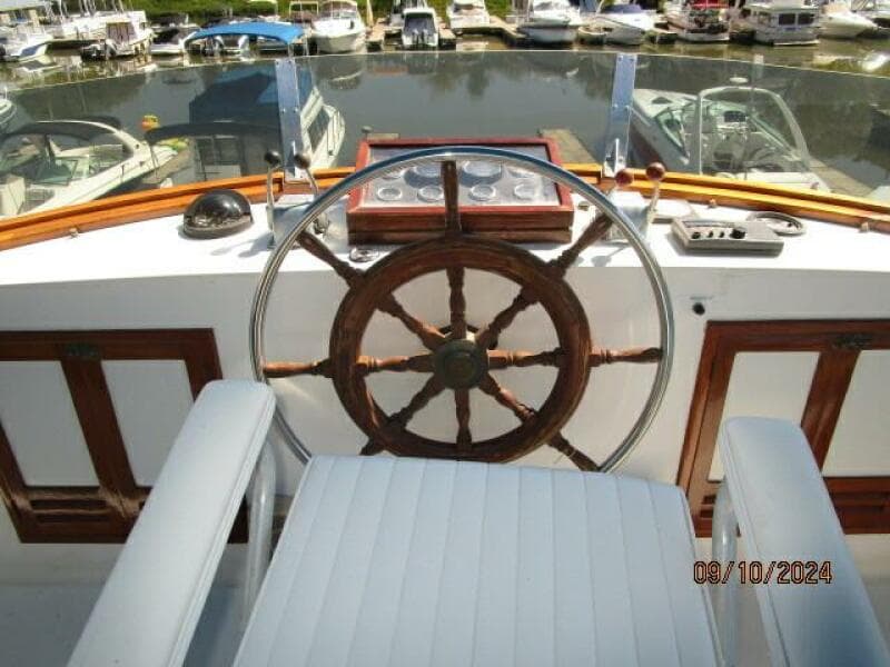 49' DeFever flybridge helm2