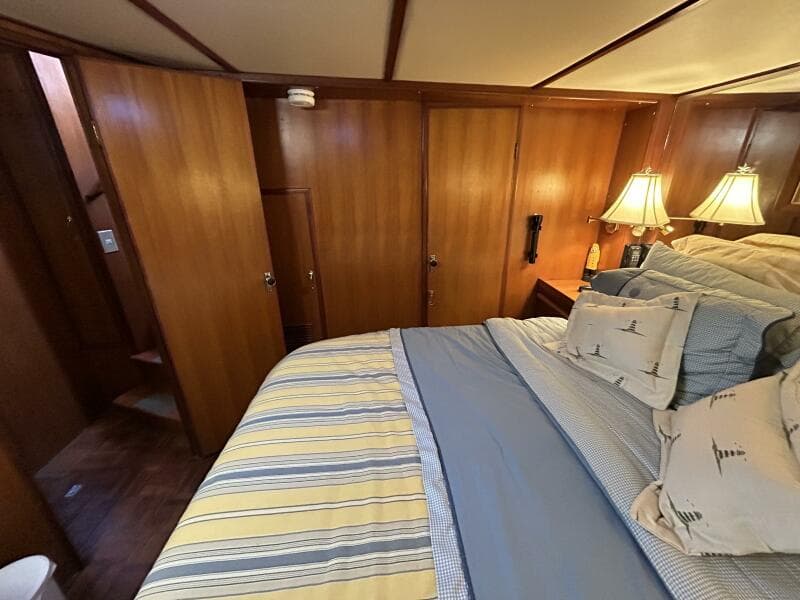 49' DeFever master stateroom starboard