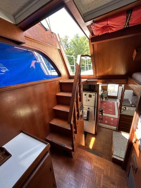 49' DeFever pilothouse-flybridge stairs