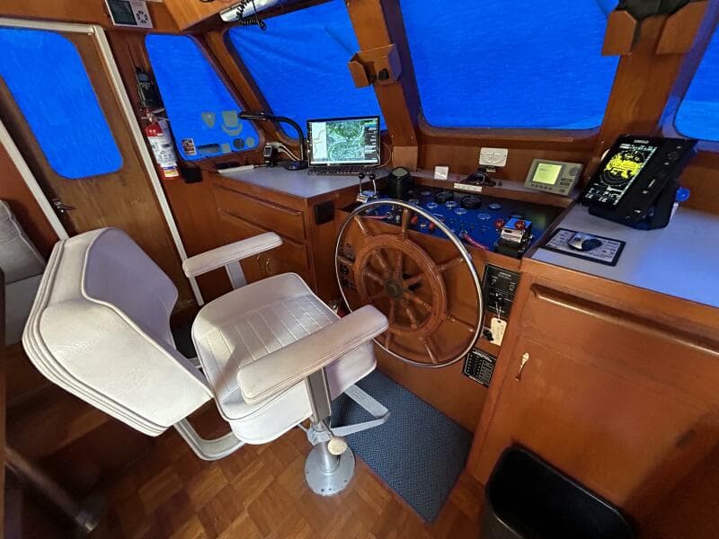 49' DeFever pilothouse helm1