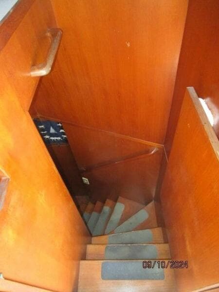 49' DeFever staterooms companionway