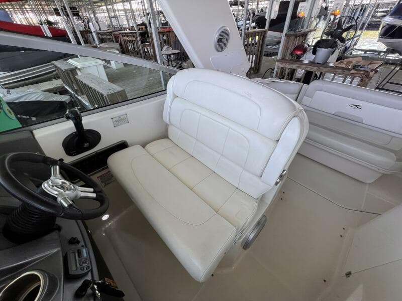 27.3 Cockpit Pilot Seat2