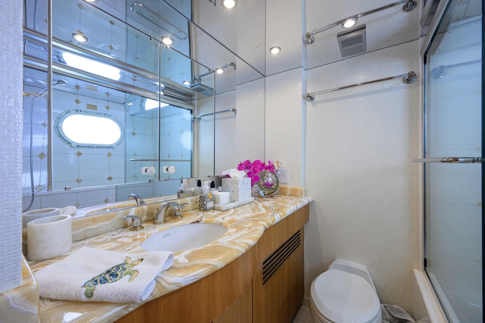 2005 Hatteras 100 Motor Yacht - Photo 33