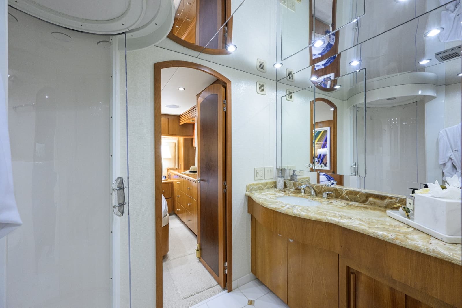 2005 Hatteras 100 Motor Yacht - Photo 25
