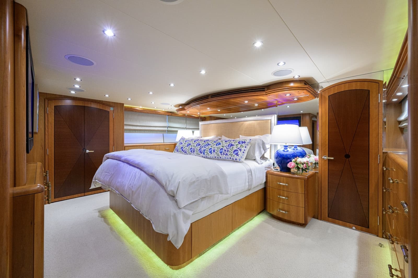 2005 Hatteras 100 Motor Yacht - Photo 16