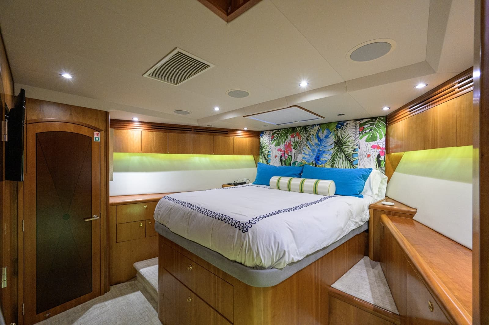 2005 Hatteras 100 Motor Yacht - Photo 26