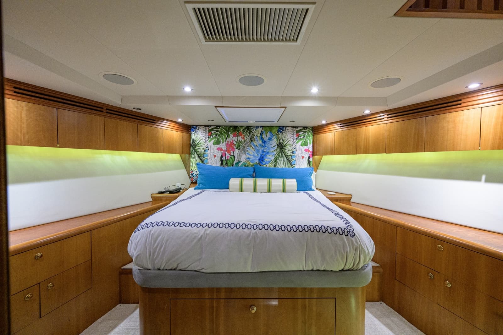 2005 Hatteras 100 Motor Yacht - Photo 27