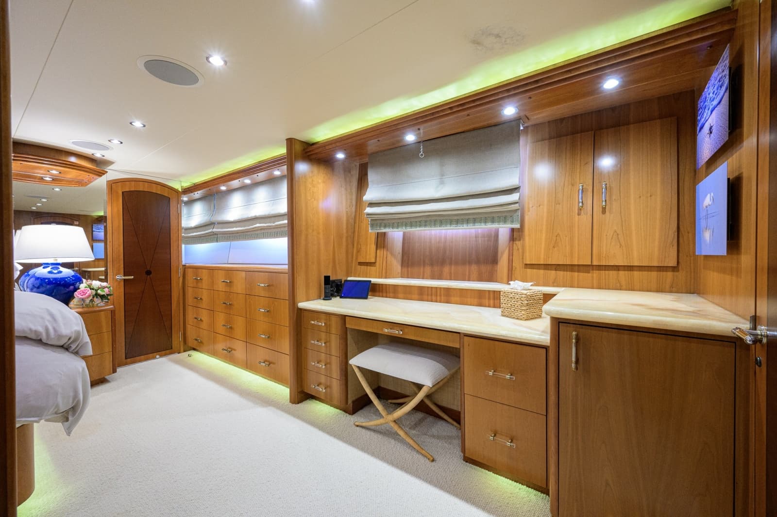 2005 Hatteras 100 Motor Yacht - Photo 19