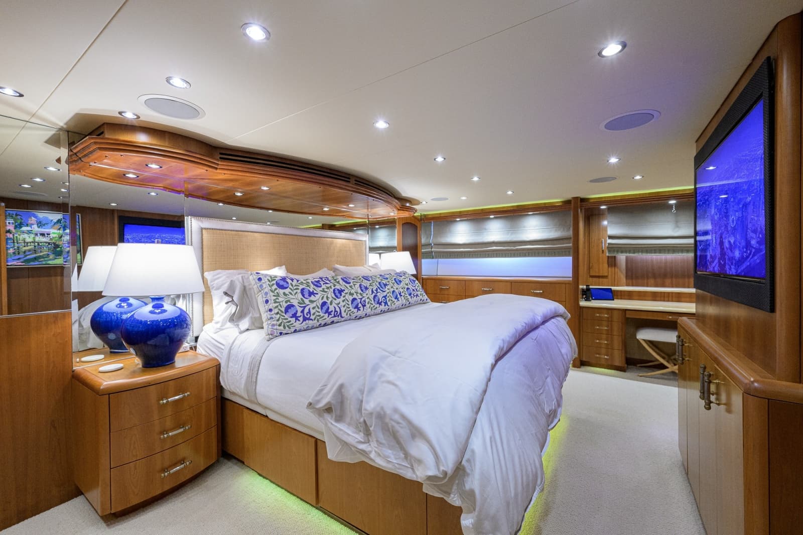 2005 Hatteras 100 Motor Yacht - Photo 17