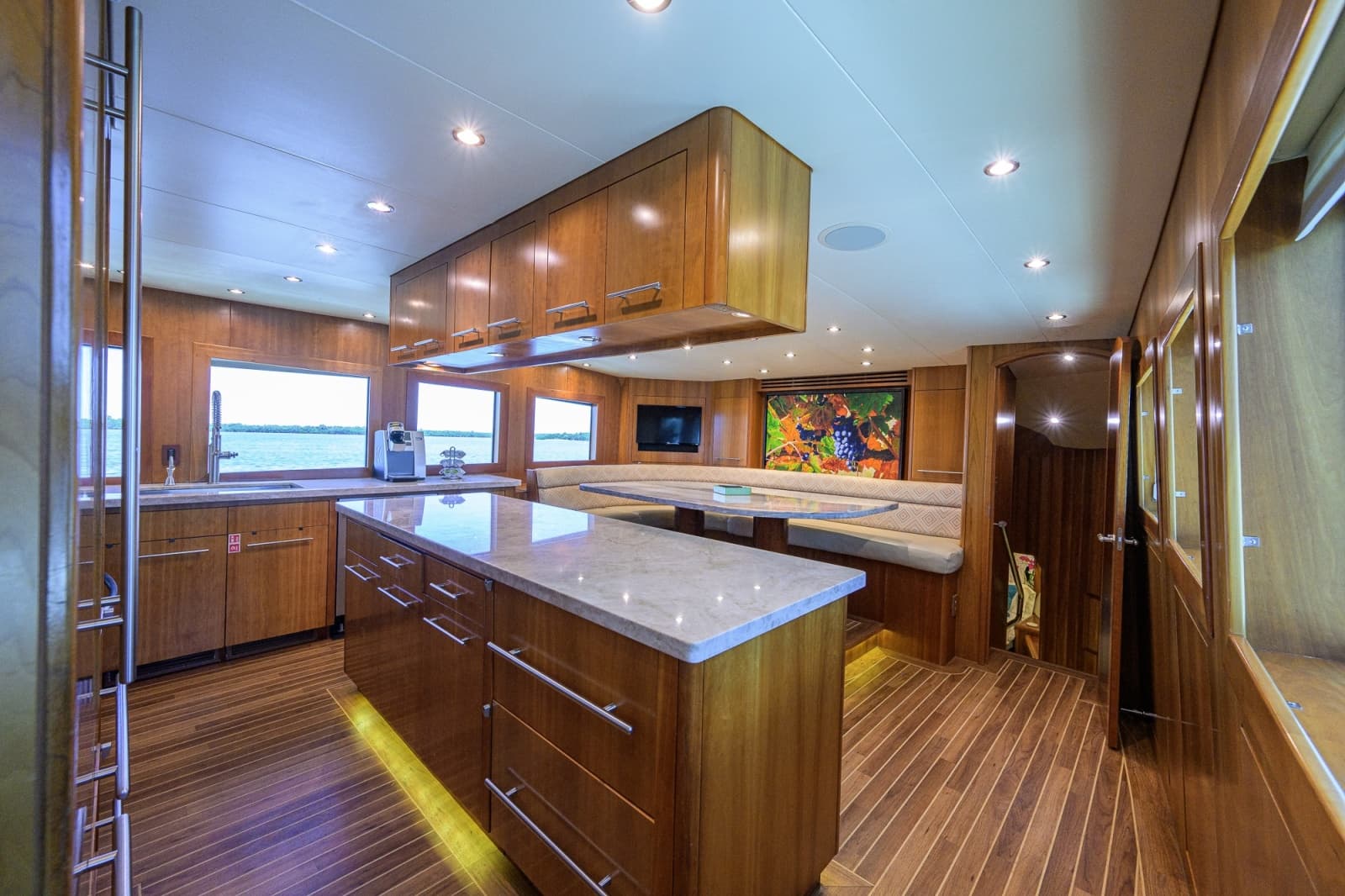 2005 Hatteras 100 Motor Yacht - Photo 9