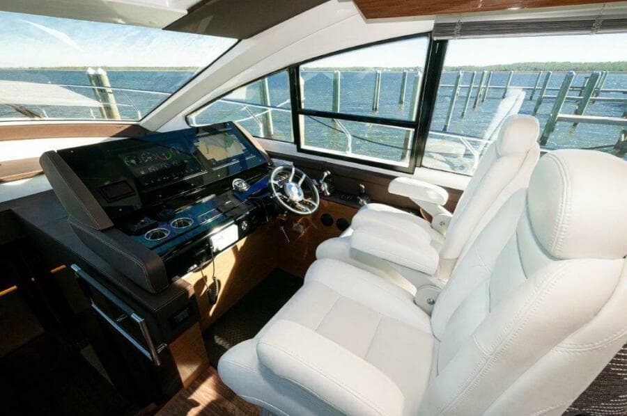 2020 Cruisers Yachts- HARPER BELL- Helm Seating