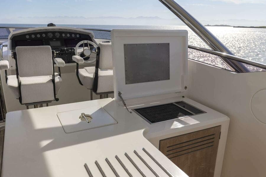 2017 Sunseeker 95 Yacht