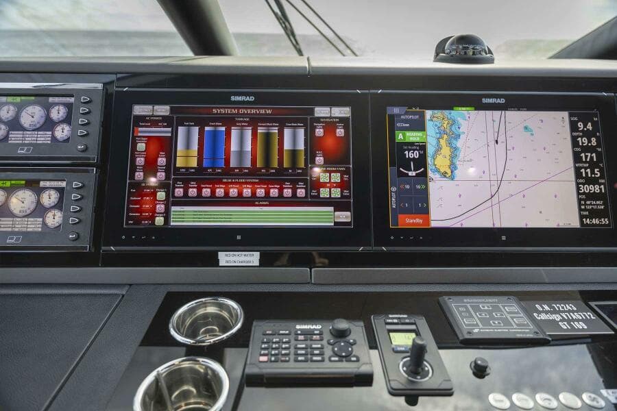 2017 Sunseeker 95 Yacht