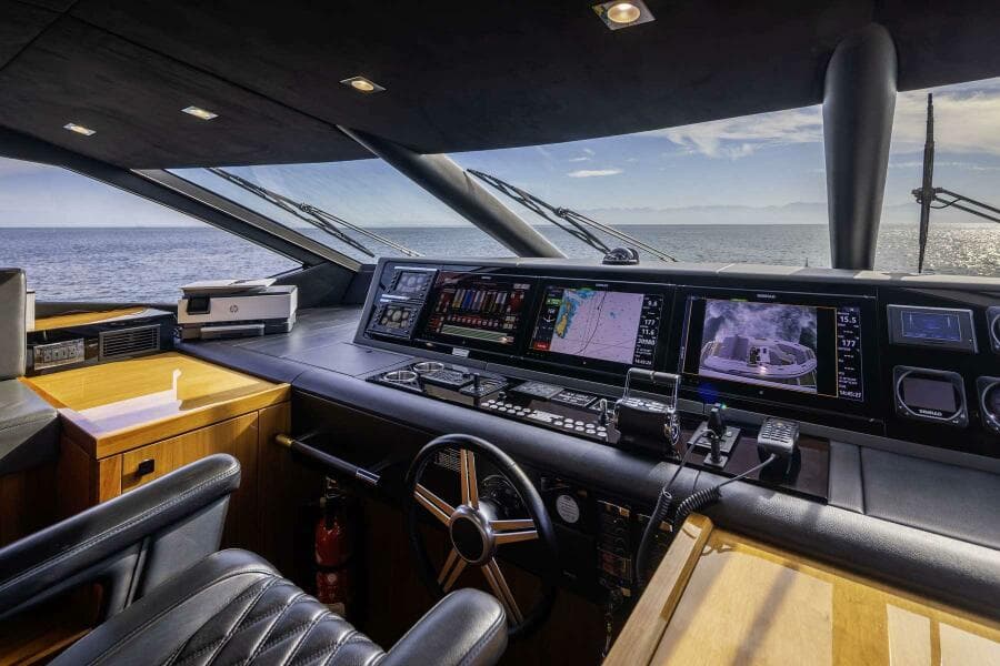 2017 Sunseeker 95 Yacht