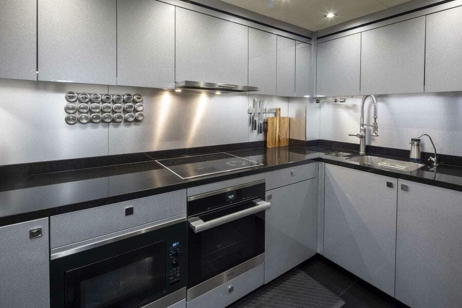 2017 Sunseeker 95 Yacht