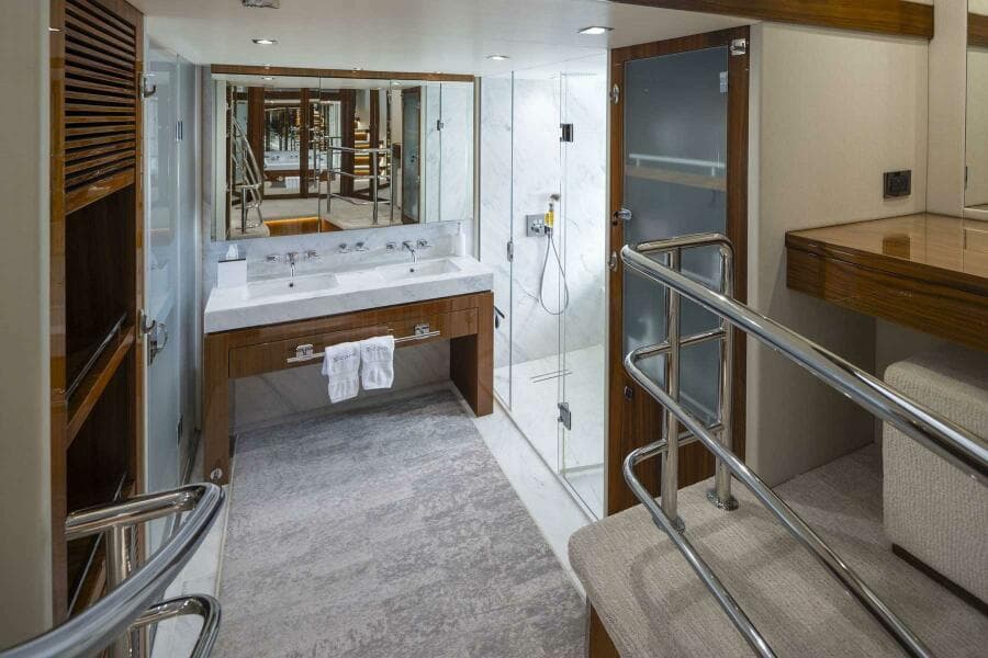 2017 Sunseeker 95 Yacht