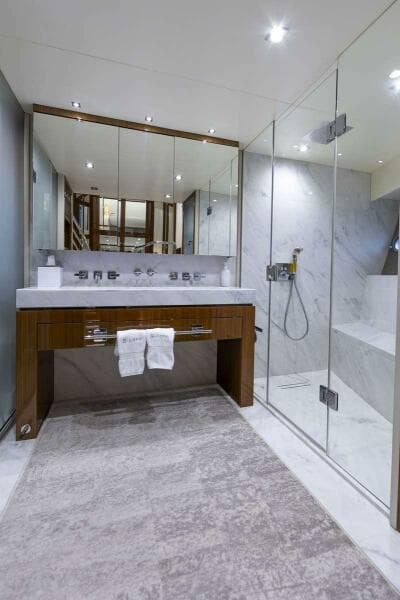 2017 Sunseeker 95 Yacht