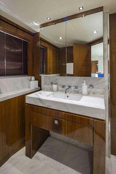 2017 Sunseeker 95 Yacht