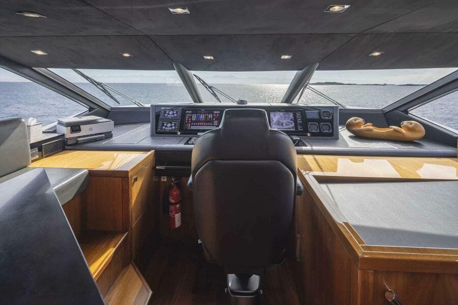 2017 Sunseeker 95 Yacht