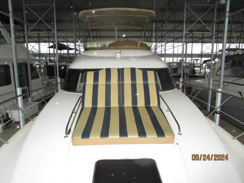 47' Sealine foredeck aft