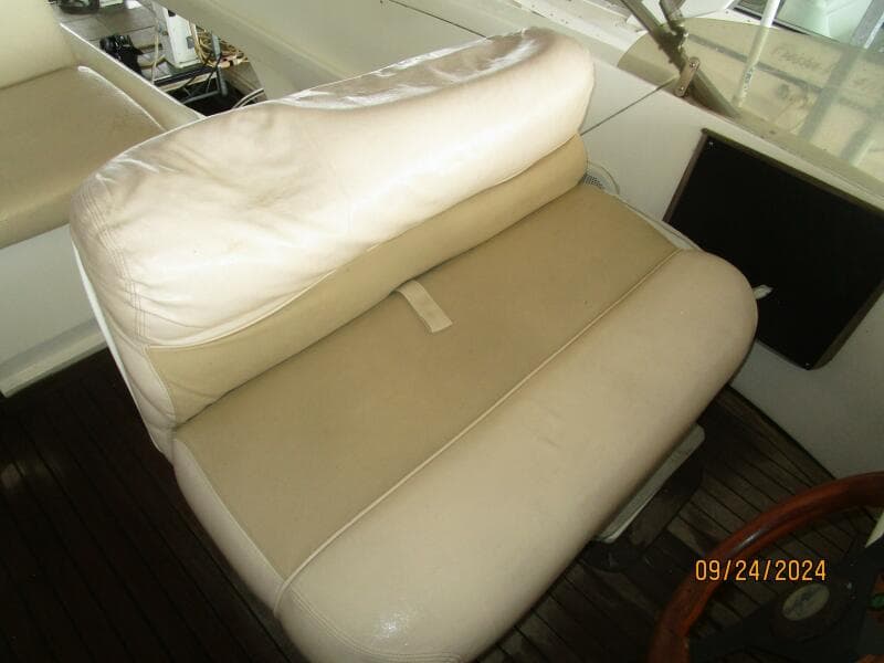 47' Sealine flybridge helmseat