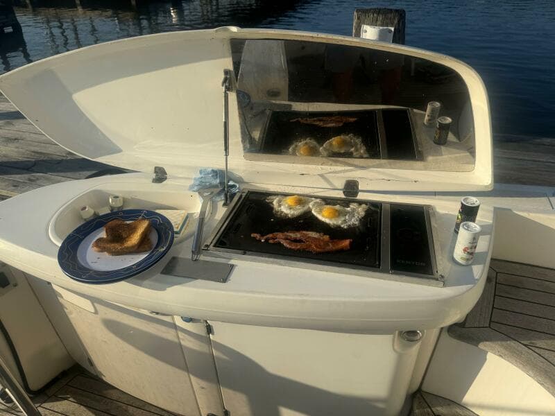 47' Sealine aftdeck wetbar3