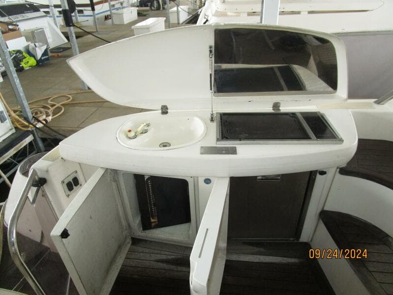 47' Sealine aftdeck wetbar1
