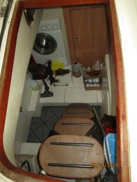 47' Sealine crew cabin access