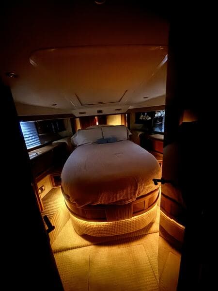 47' Sealine guest stateroom2
