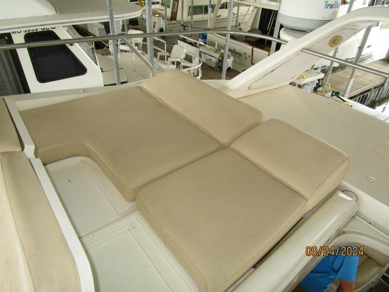 47' Sealine flybridge sunpads