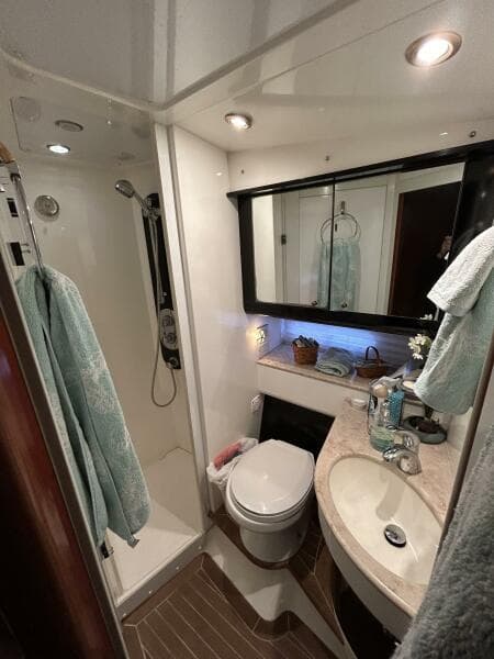 47' Sealine guest stateroom head