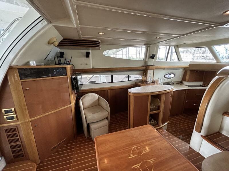 47' Sealine salon port1