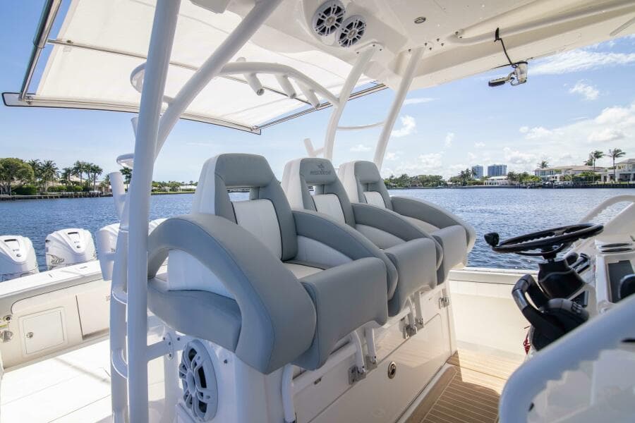 Regulator 41 2021 - Exterior Helm