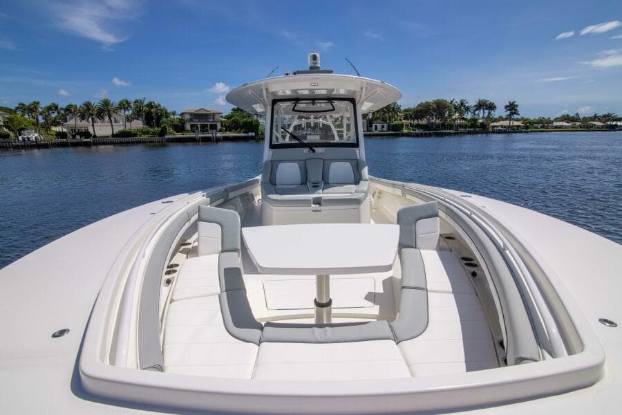 Regulator 41 2021 - Exterior Bow