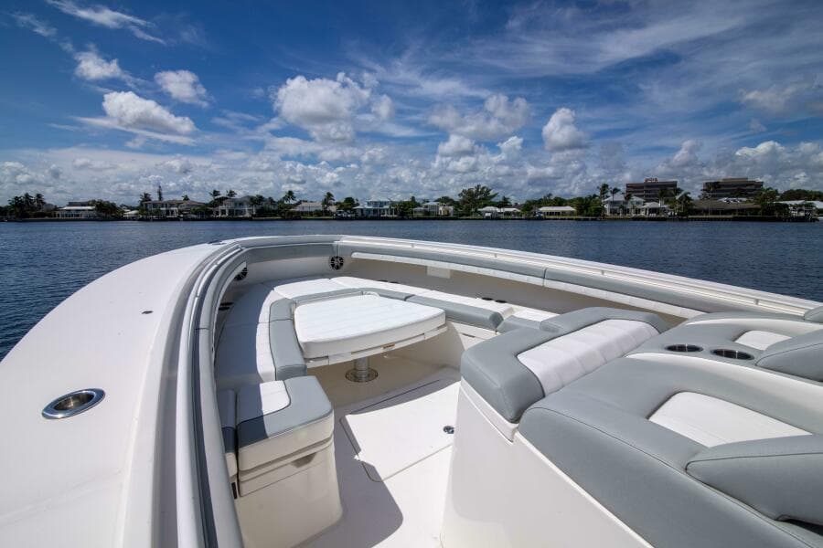 Regulator 41 2021 - Exterior Bow