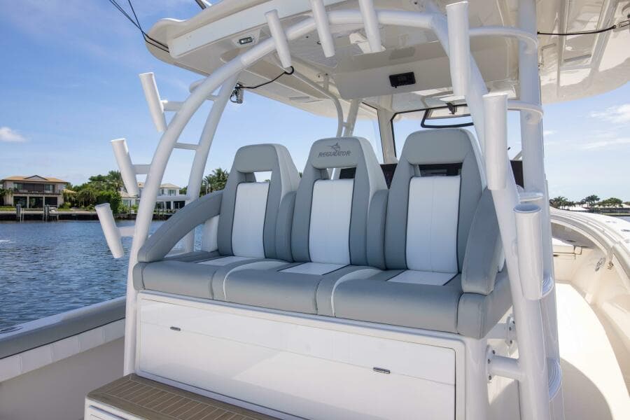 Regulator 41 2021 - Exterior Cockpit