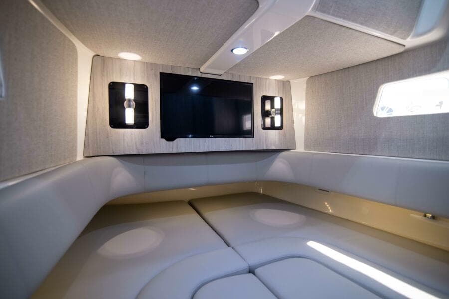 Regulator 41 2021 - Interior Cabin