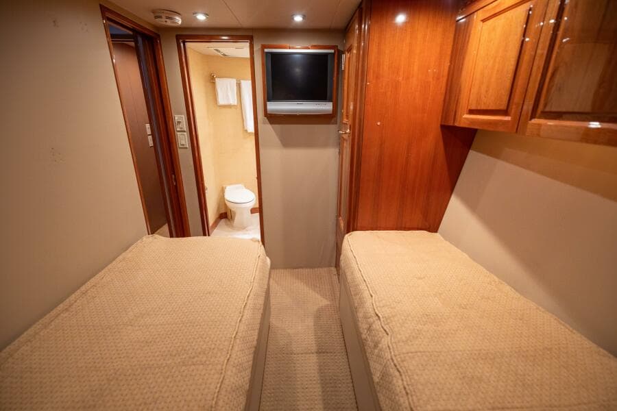 2005 Hatteras 68 Convertible- Guest Stateroom 4