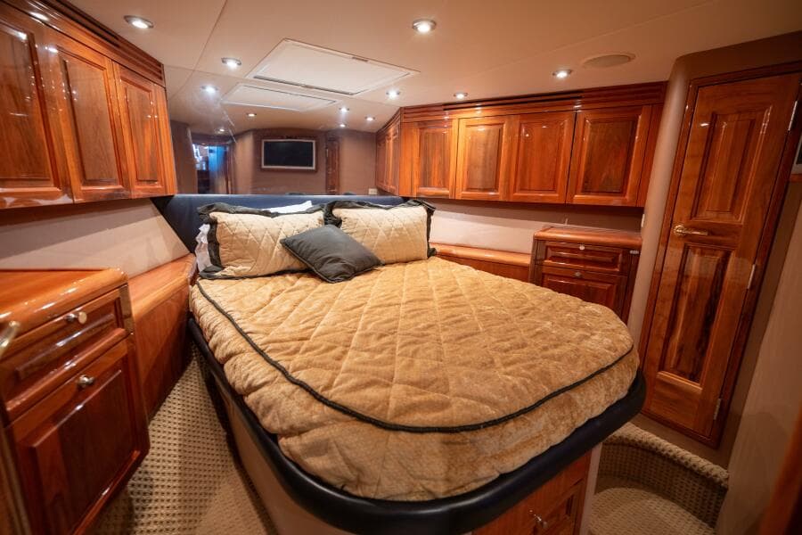 2005 Hatteras 68 Convertible- V.I.P. Stateroom