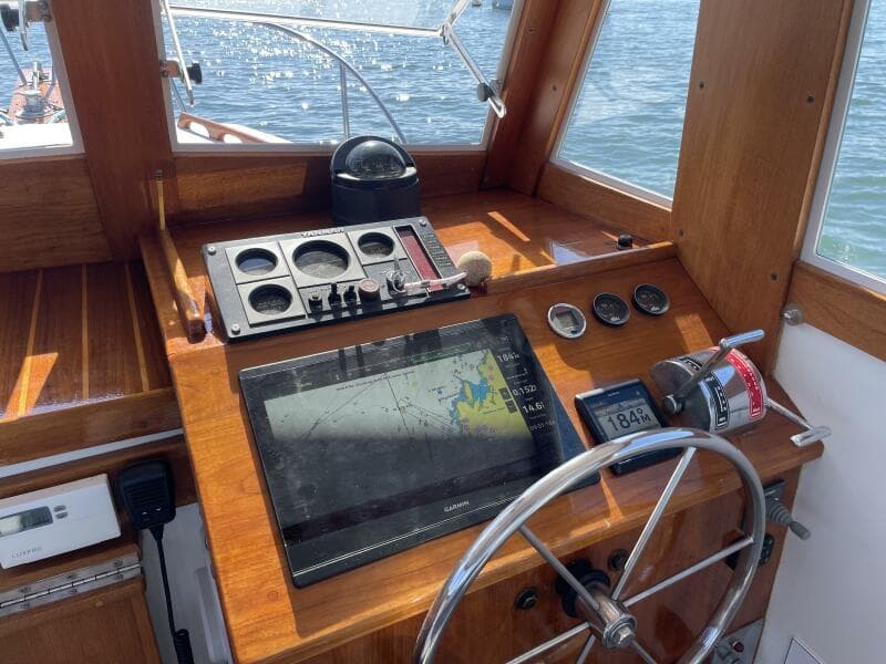 19 Ellis 28 Helm Station