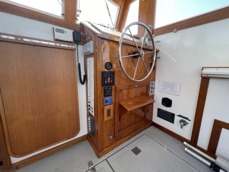 18 Ellis 28 Helm And Table