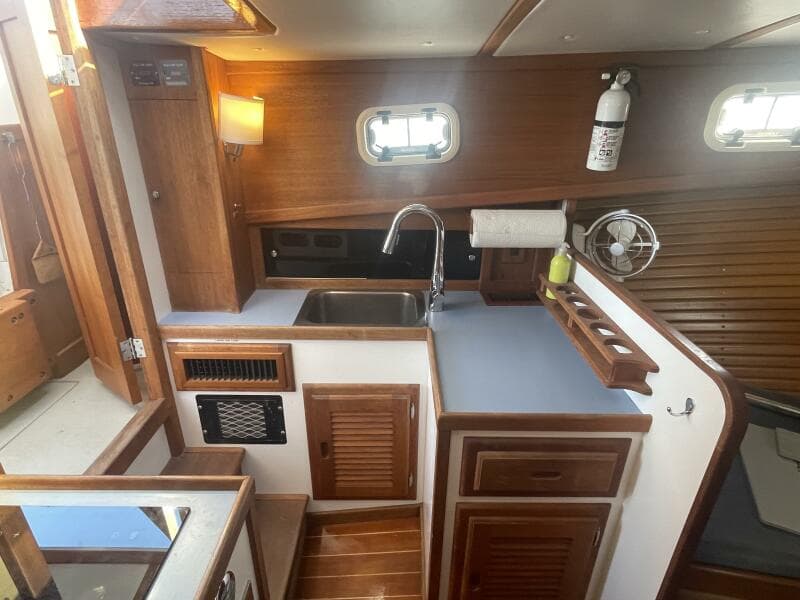 25 Ellis 28 Port Side L Shaped Galley