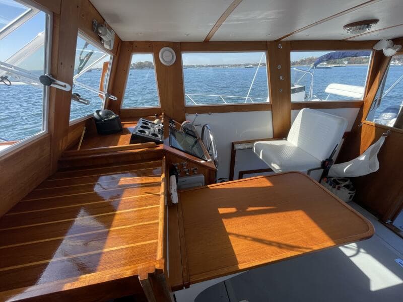 20 Ellis 28 Helm Seating And Folded Out Table